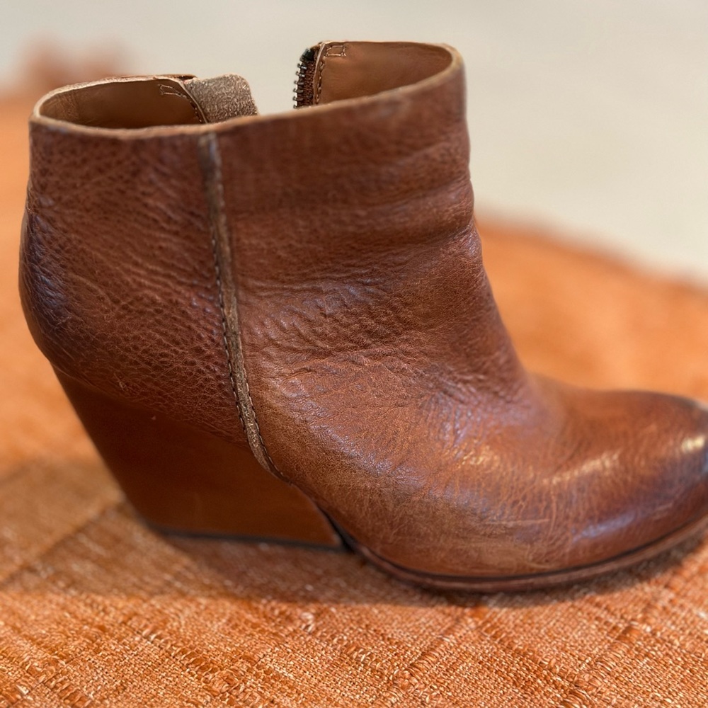 Cognac Korkease booties